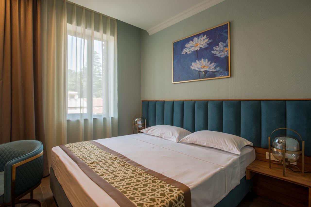 Grand Opera Hotel Koetaisi Buitenkant foto