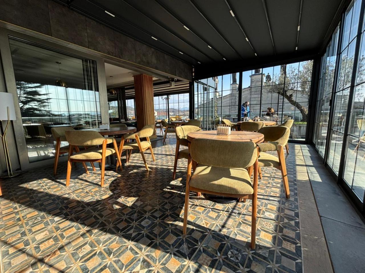 Grand Opera Hotel Koetaisi Buitenkant foto